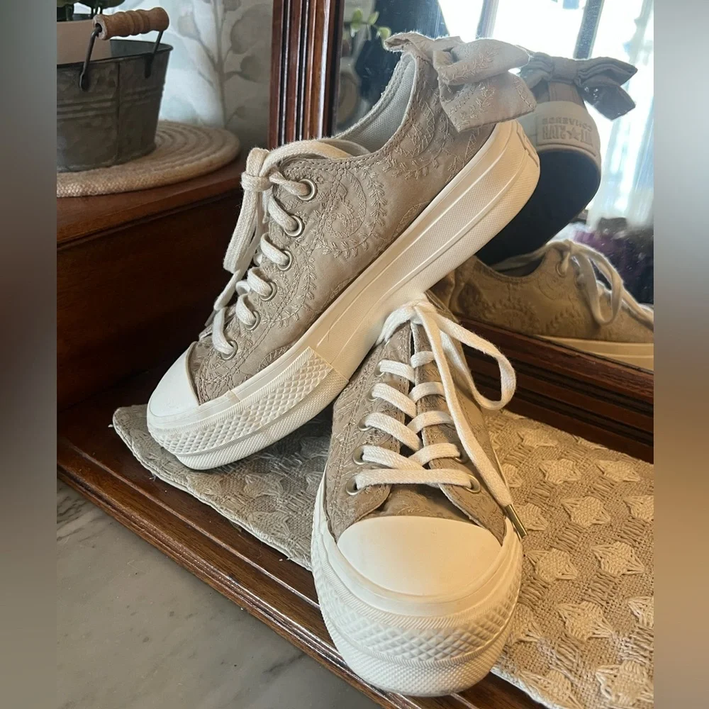 CONVERSE All Star Lift Platform Embroidered Canvas Bow Sneakers Tan White Size 7